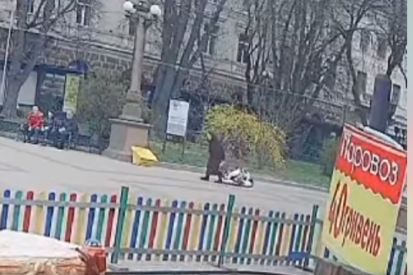 В центре Тернополя на площади ребенок на машинке сбил пенсионерку: ищут родителей