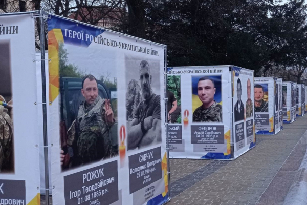 В центре Тернополя устанавливают кубы с портретами павших защитников Украины