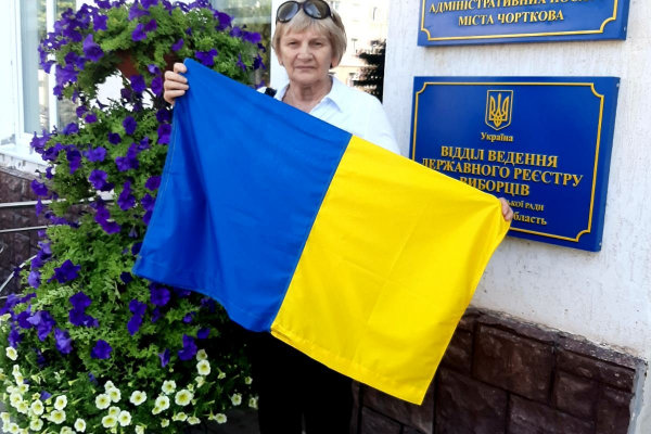 В Черткове главы ОСМД получили украинские флаги, чтобы поднять их на домах