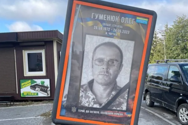 В Черткове неизвестные повредили ситилайты с изображениями погибших на войне Героев