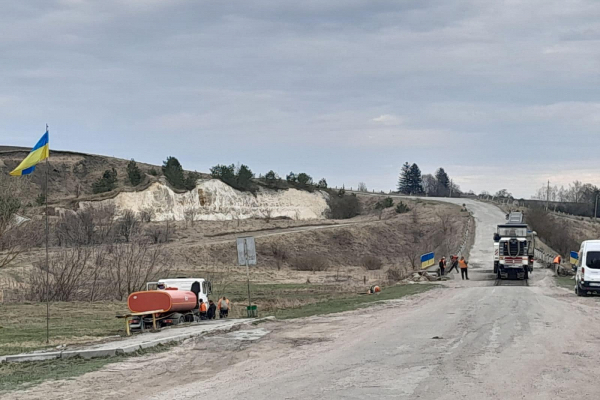 В общине на Тернопольщине ремонтируют дорогу