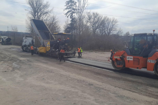В общине на Тернопольщине ремонтируют дорогу