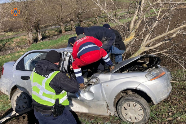 В Копычинцах автомобиль взлетел с дороги: водитель травмирован