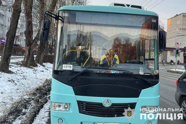 В больницу с переломом попала пассажирка, которая выходила из маршрутки в Тернополе