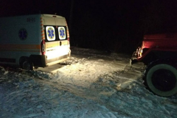 В воскресенье спасатели в Тернополе вытаскивали из снега две скорые