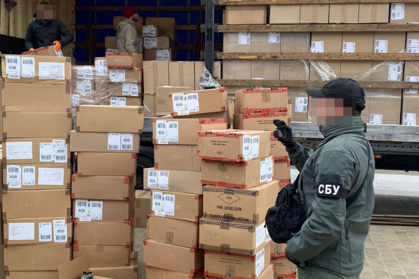 В Тернополь под видом гуманитарной помощи везли брендовую одежду и обувь: СБУ заблокировала