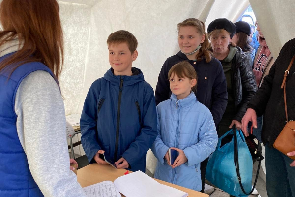 В Тернопольском «Каритасе» к Пасхе детям раздали сертификаты на покупки