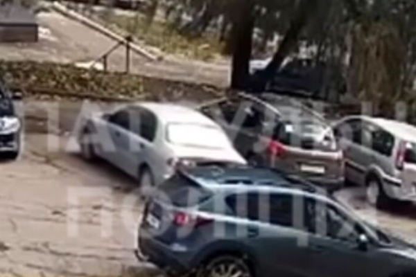 В Тернополе возле дома водитель на Daewoo въехал в авто Mazda