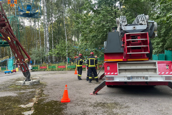 В Тернополе двое детей застряли на "Чертовом" колесе