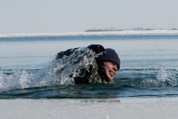 В Тернополе на стал спасали человека, провалившегося под лед