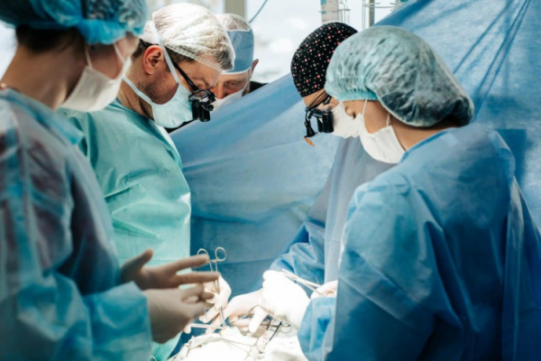 В Тернополе провели уникальную операцию: врачи вынули сердце, чтобы удалить опухоль
