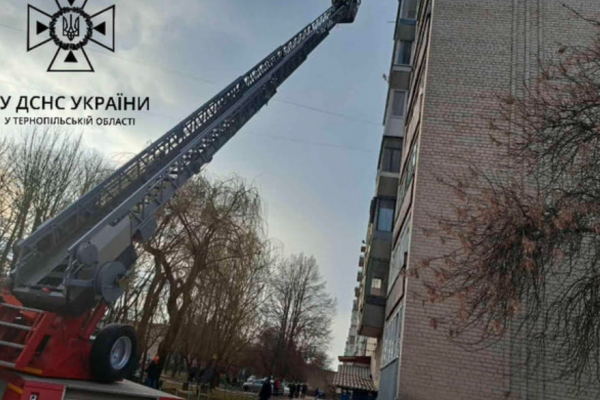В Тернополе спасатели освобождали из квартиры 2-летнего ребенка