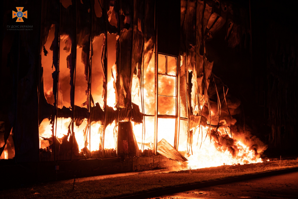В Тернополе спасатели ночью гасла масштабный пожар на предприятии