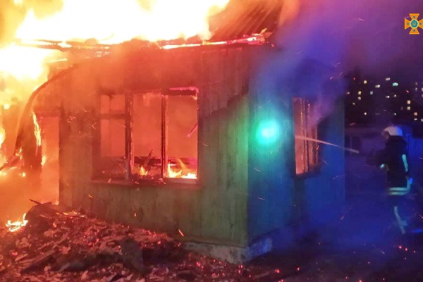 В Тернополе спасатели снова ликвидировали в заброшенном дачном домике на улице Киевской (ФОТО)