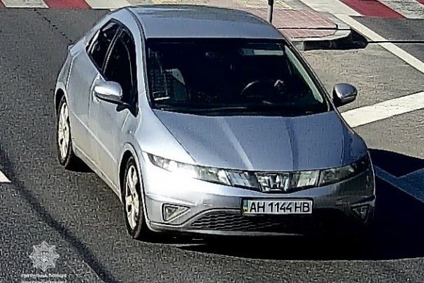 В Тернополе разыскивают водительницу, которая во дворе дома уехала в припаркованное авто