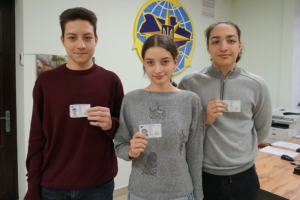 В Тернополе тройнята получили загранпаспорта