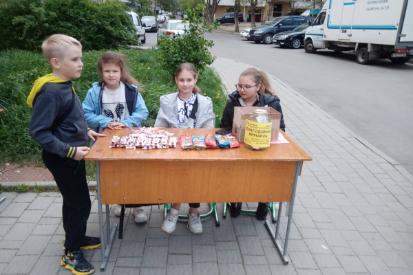 В Тернополе во дворе провели благотворительную ярмарку (Фото)