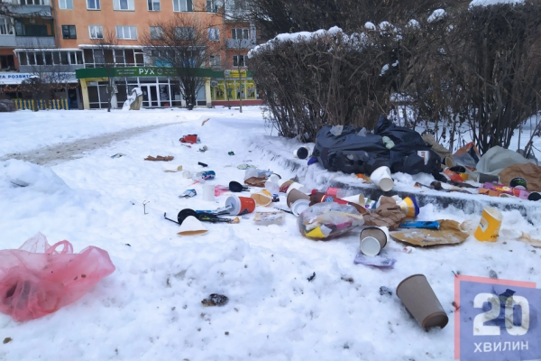 В Тернополе в Скверы Мира куча мусора: почему не убирают