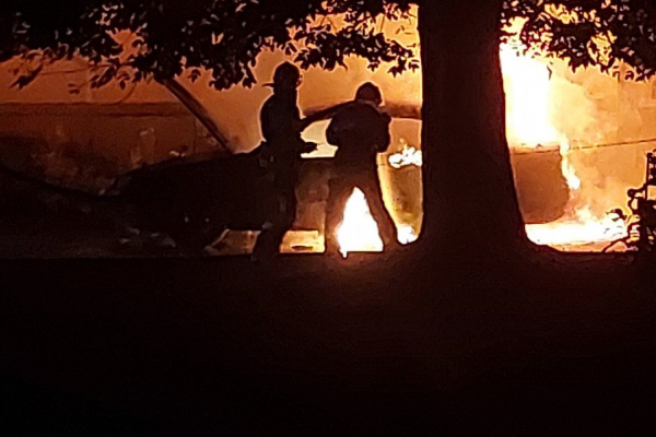 В Тернополе во дворе на улице Карпенко горит автомобиль