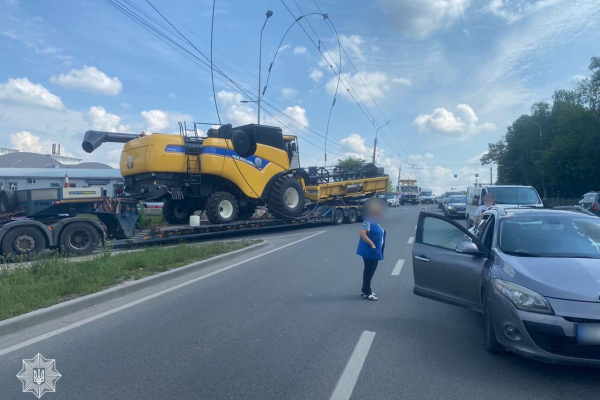 В Тернополе крупногабаритный транспорт порвал провода: движение затруднено