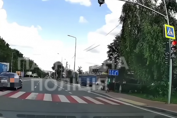 В Тернополе водитель на Audi проехал на красный сигнал светофора