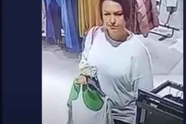 В Тернополе из магазина женщина похитила одежду: камер зафиксировала подозреваемую (Видео)