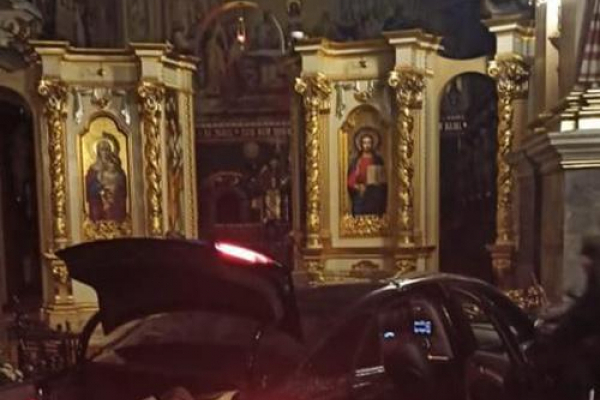 В Тернополе женщина на автомобиле заехала в катедру: подробности