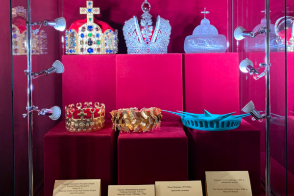 Уникальная выставка корон в замке Збаража