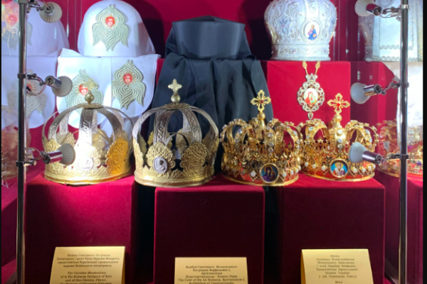 Уникальная выставка корон в замке Збаража