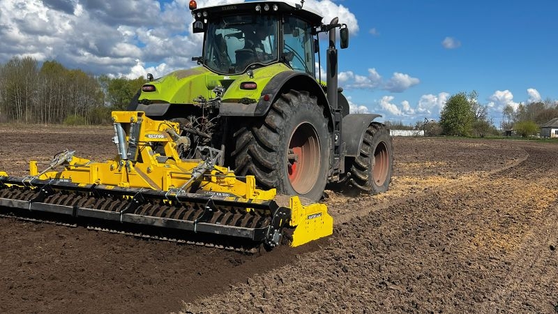 В Украине заработала первая ротационная фреза BEDNA 

<p><strong><em>В апреле на Черниговщине начала работу первая в Украине ротационная фреза BEDNAR KATOR KN5000. Это важное событие для рынка почвообрабатывающей техники, ведь агрегат открывает новые возможности для хозяйств, работающих с тяжелыми, твердыми или пересушенными почвами и требующих качественной предпосевной подготовки за один проход.</em></strong></p>
<p>BEDNAR KATOR KN — это навесная ротационная фреза с активными рабочими секциями, предназначенная для точной подготовки почвы и формирования равномерного посевного ложа. Агрегат особенно эффективен на непроницаемых, жестких, сухих и тяжелых грунтах, где обычные орудия не всегда могут обеспечить нужное качество обработки. Рабочая глубина KATOR KN достигает 25 см, а модельный ряд охватывает агрегаты с рабочей шириной от 3 до 8 м.</p><!-- adman_adcode (middle, 1) --><script async src=