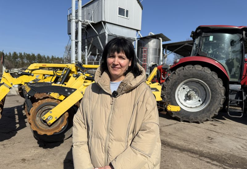 От устаревшей техники к эффективной технологии> </p>
<p><strong><em>В хозяйстве ООО «Зауэр» в Сумской обработке 400 гектаров — задача не из простых. Здесь сочетают растениеводство и животноводство, а в севообороте – озимые зерновые, рапс, кукуруза, подсолнечник и соя. Климат меняется, почвы становятся легче, а влаги меньше. Классические технологии уже не дают того результата, что раньше, поэтому хозяйство искало решение, которое позволит работать быстрее, с меньшим количеством проходов техники и при этом максимально сохранять влагу.</em></strong></p>
<p>До 2021 года здесь работала дисковая борона украинского производства, но время показало ее ограниченность. «Мы просто не успевали закрывать влагу после уборки. Плюс — техника изнашивалась, ремонты становились невыгодными», — вспоминает агрономка хозяйства, Галина Григорьевна Безверхая.</p>
<p>Поиск нового решения был системным: анализировали рынок, смотрели отзывы, общались с другими хозяйствами, тестировали технику. Выбор остановили на BEDNAR SWIFTERDISC XO 4500 F, который приобрели через Тайтен Машинери Украина, официального дилера бренда в Украине.</p><!-- adman_adcode (middle, 1) --><script async src=