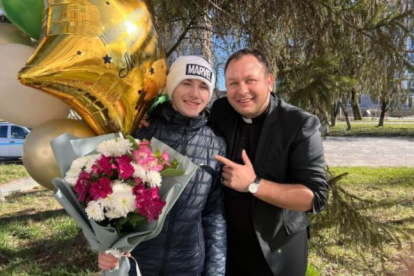 Известный священник-блогер Алексей Филюк из Лановеччины взял на воспитание парня из приюта