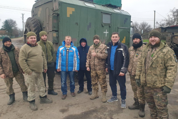 Военные из Тернопольщины на фронте получили автомобили от благотворителей