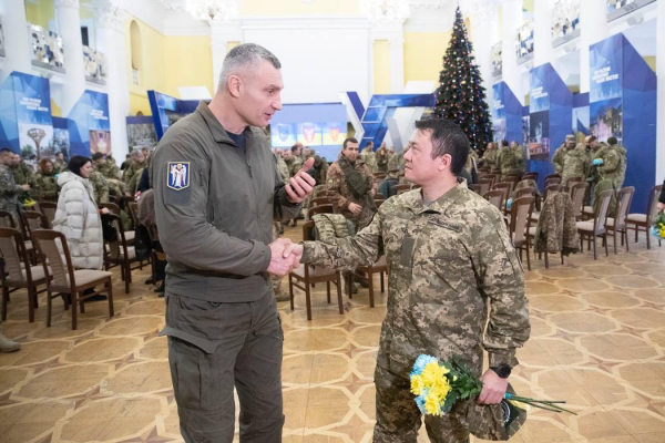 Виталий Кличко в День ВСУ наградил почти сотню военнослужащих