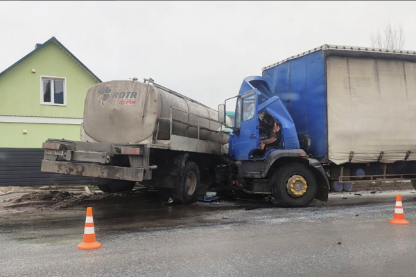 Столкнулись два грузовика: в Тернопольской области автоцистерна чуть не врезалась в дом