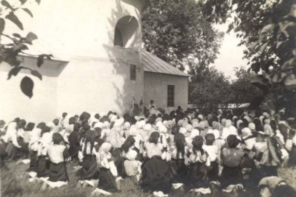 Найдено столетнее фото церкви и верующих в деревне Гермаковка