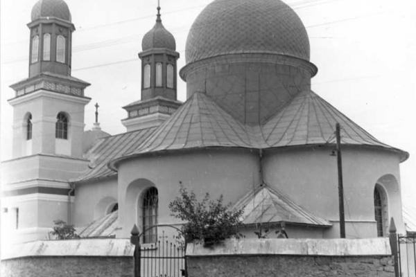 Найдено столетнее фото церкви и верующих в селе Гермаковка 
