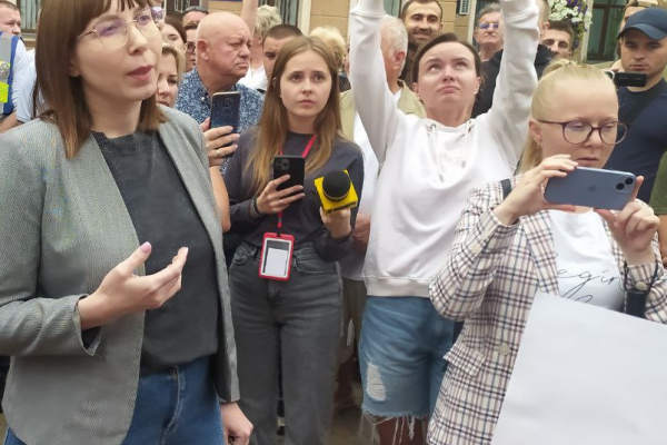 ВСУ в первую очередь: в Тернополе под городским советом прошел пикет